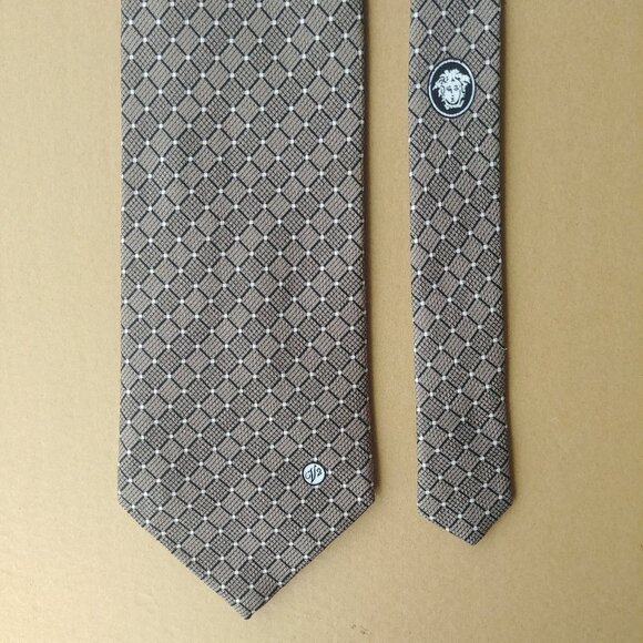 Vintage Versace handmade in Italy 100% silk neutral taupe black t… - Picture 7 of 8